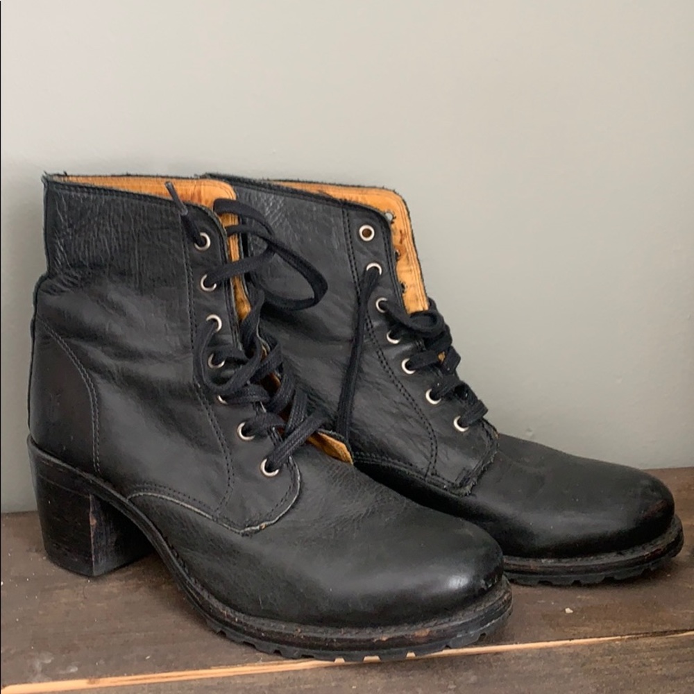 Frye Sabrina lace up boots